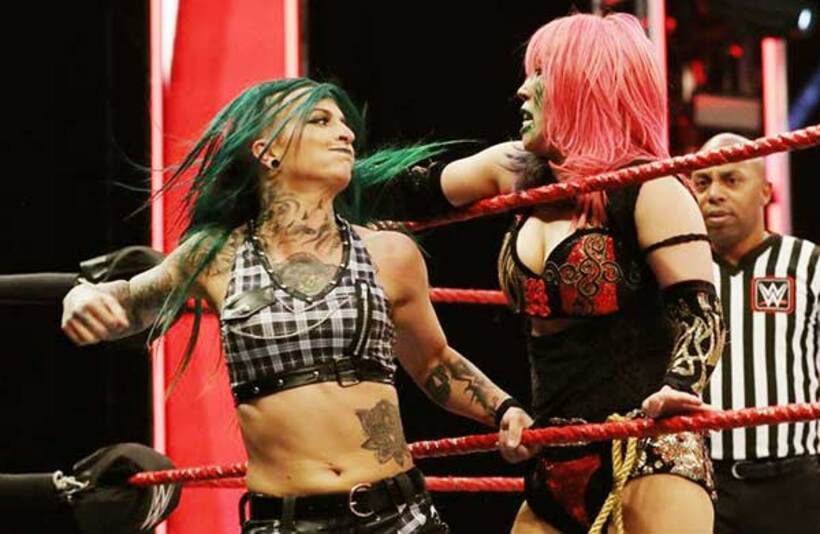  アスカ（右）はライオット（左）を撃破（C）2020　WWE,　Inc.　All　Rights　Reserved.