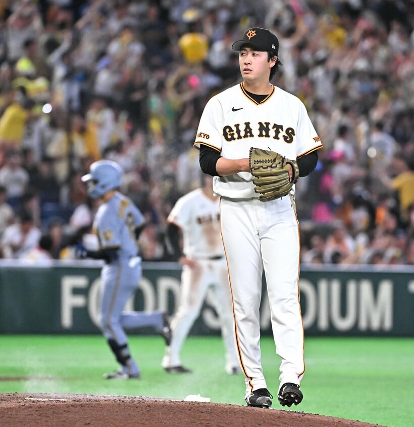 ６回、坂本（左）に逆点２ランを浴びた巨人・西舘勇陽