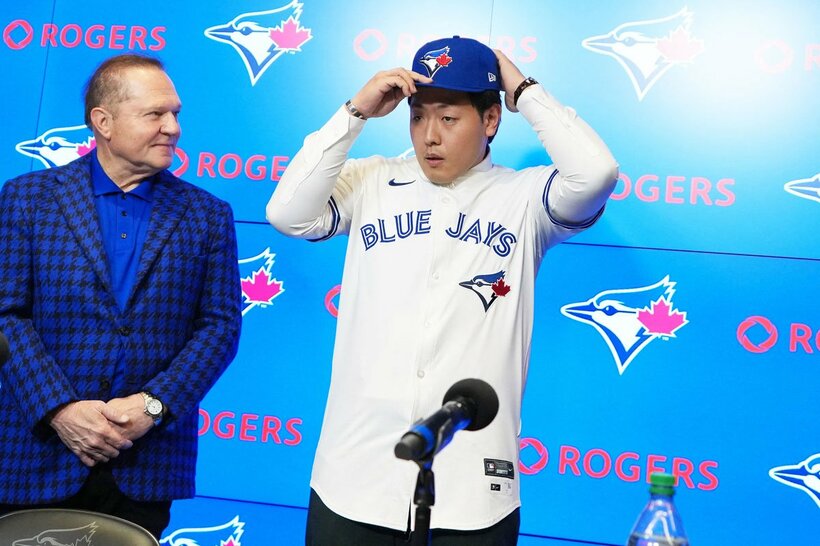 ユニホームに袖を通す岡本（ロイター）