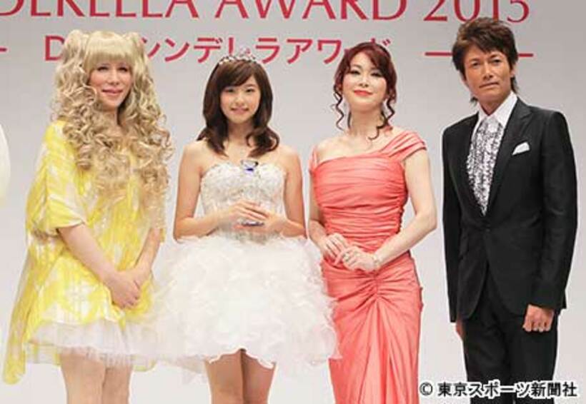 左からＫＡＢＡちゃん、グランプリに輝いた朝比奈彩さん、叶美香、マイケル富岡
