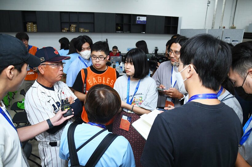 台湾メディアに囲まれる馬淵監督(左から２人目)