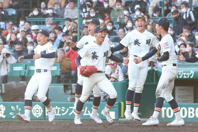 熱戦を制し、勝利を喜ぶ英明ナイン