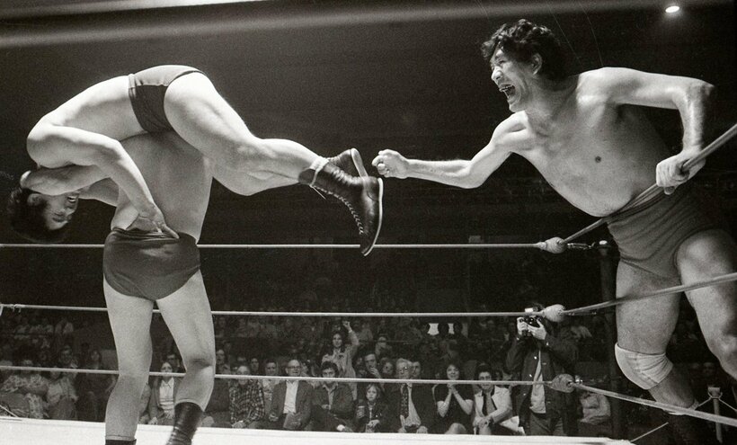  馬場と天龍が初師弟タッグを結成。パット・オコナーにエアプレーンスピンで担ぎ上げられた天龍に馬場（右）がゲキを飛ばす（東スポWeb）