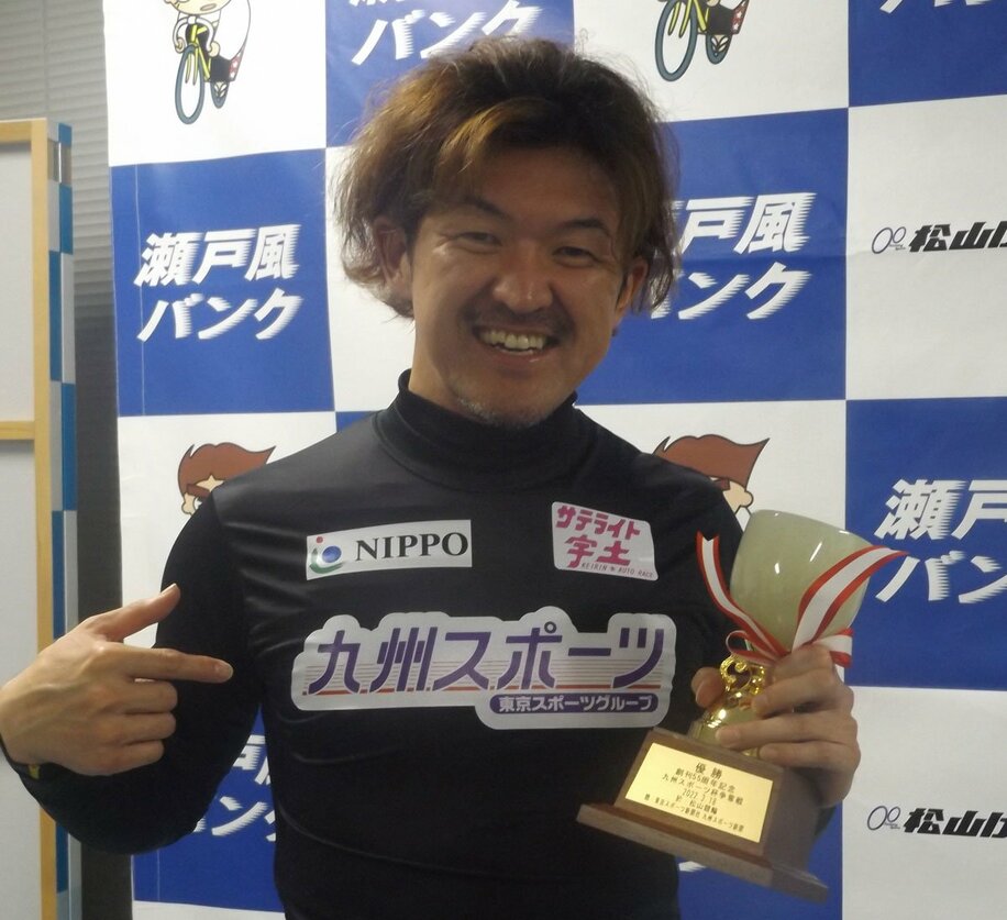  優勝した中川誠一郎はユニホームの九州スポーツのロゴを指さしニッコリ（東スポWeb）