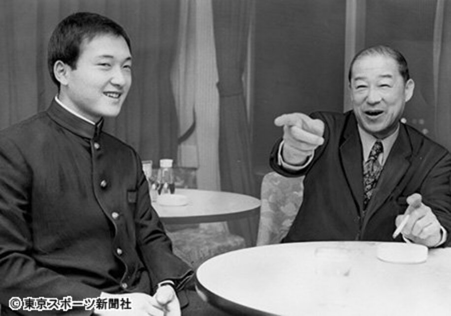 大洋のコーチだった大下弘（右）は山下大輔（左）を育てた（写真は１９７３年、山下が慶大時代）