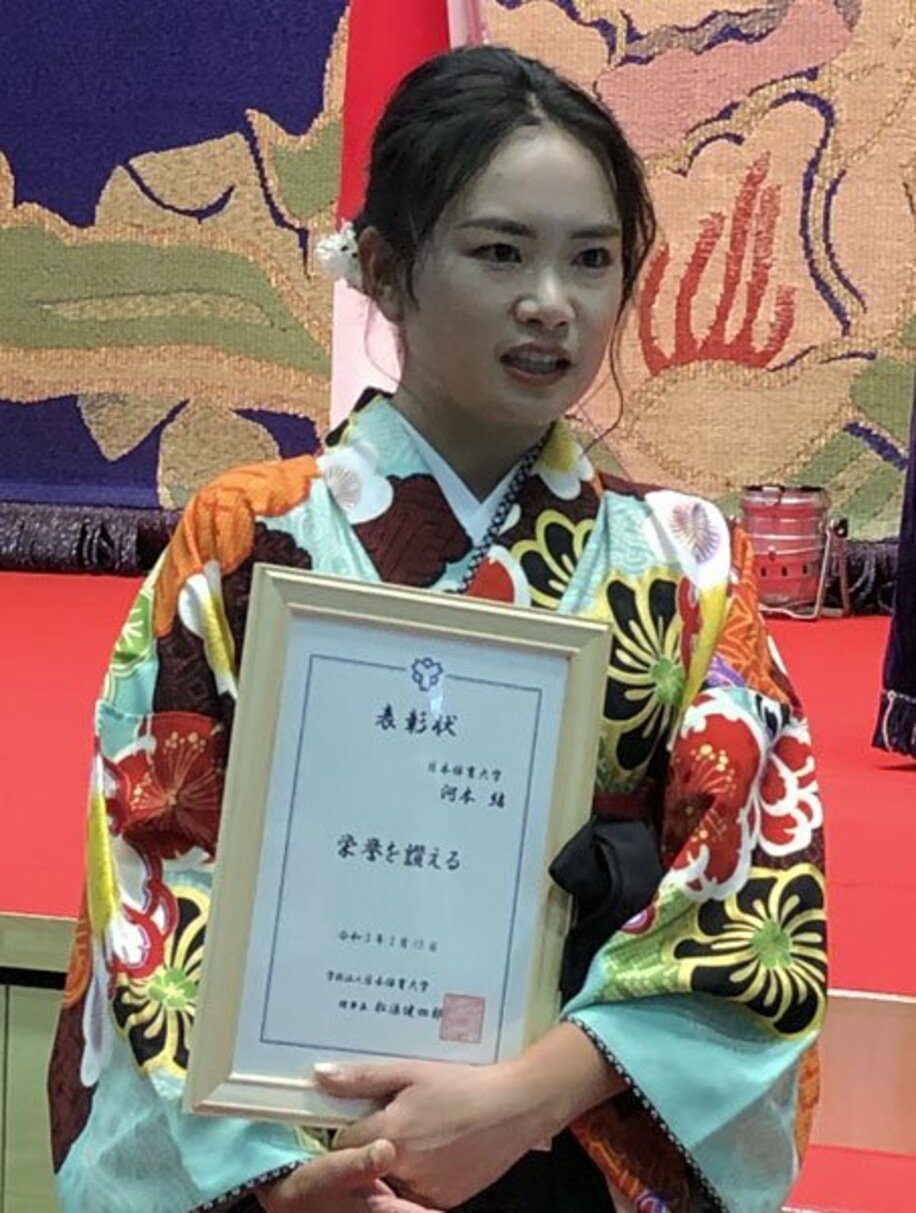  日体大卒業式で理事長賞を受賞した河本結