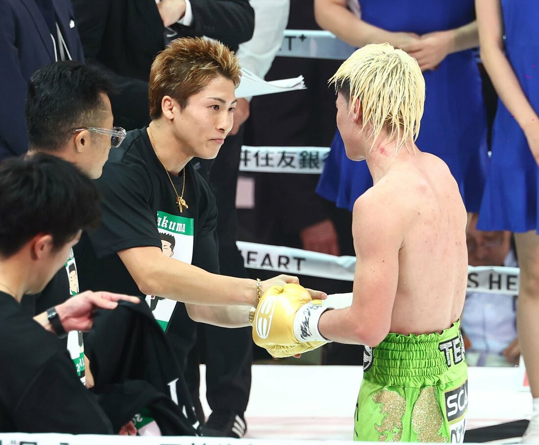 試合後、拓真のセコンドについた井上尚弥(左)と握手する那須川天心