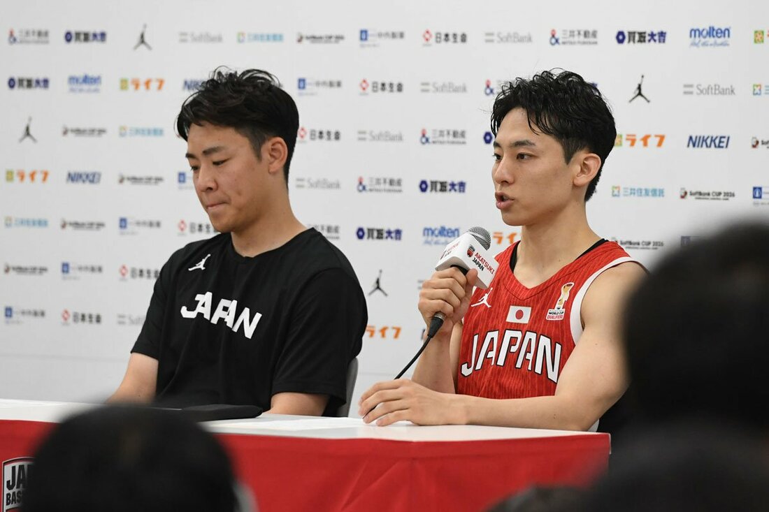 試合後の取材に応じた河村勇輝(右)と佐々木隆成