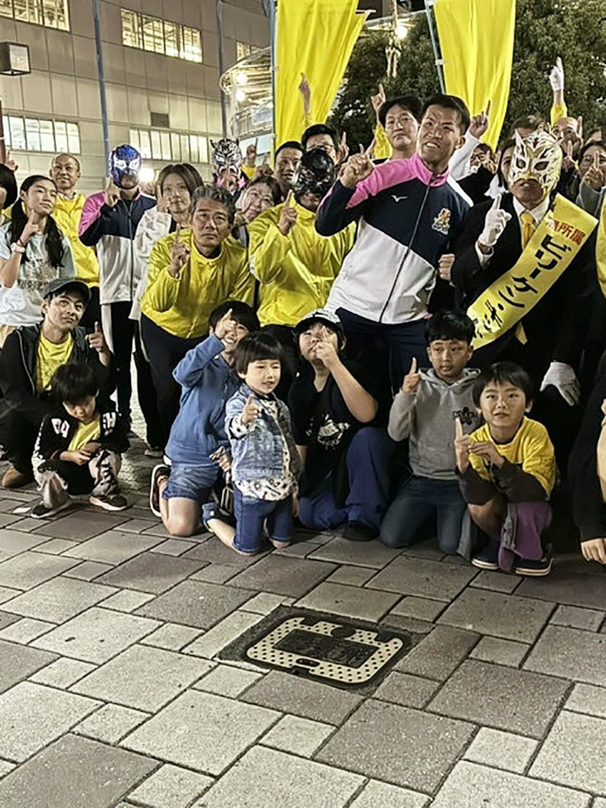 駆け付けた大阪プロレスのゼウスや、支持者らとシュプレヒコールをあげたビリーケン・キッド(右)