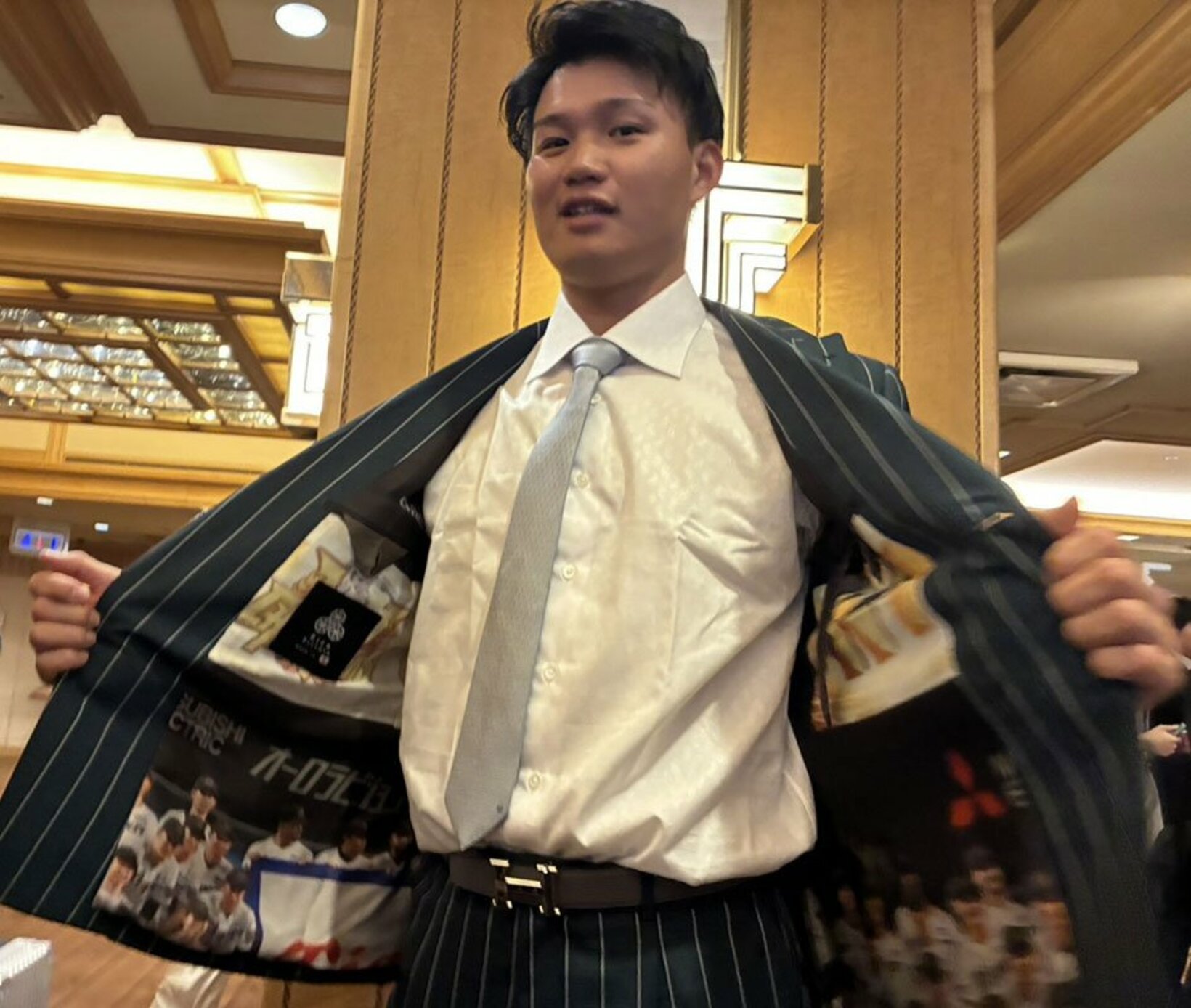 森下のスーツの裏地にはリーグ制覇を達成した直後に撮影した集合写真のプリントが…