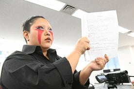 書き換えられた契約書を見せつける刀羅ナツコ