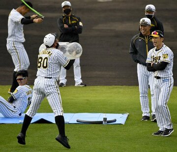 矢野監督㊨の〝かわいがり〟に北川コーチもヘロヘロ！？