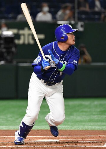  ２回、今季１号ソロを放つ福留