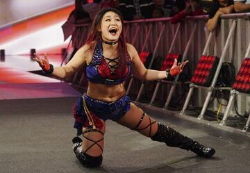 ベッキーを挑発するイヨ・スカイ（©2023 WWE, Inc. All Rights Reserved.）