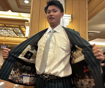 森下のスーツの裏地にはリーグ制覇を達成した直後に撮影した集合写真のプリントが…