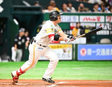 ６回に両軍唯一の得点となる20号ソロを放ったソフトバンク・栗原陵矢