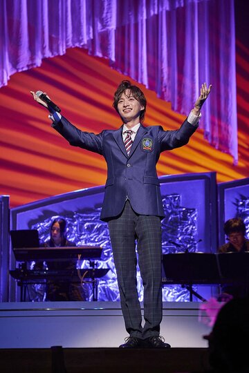 ７年前のデビュー時の衣装も披露した青山新