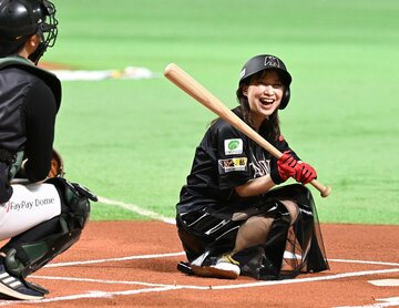 歴史的フルスイングを披露した森口博子