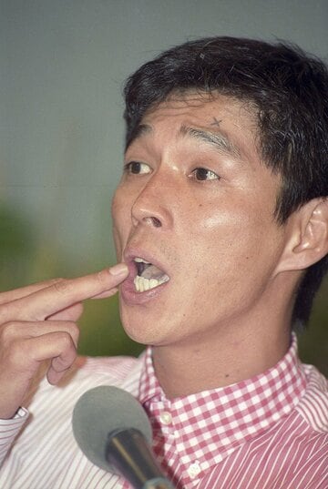 左眉の上に「✕」印を書いて会見に臨んださんま（1992年9月9日）