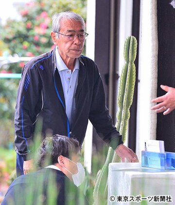  献花台を設置する兄・志村知之さん