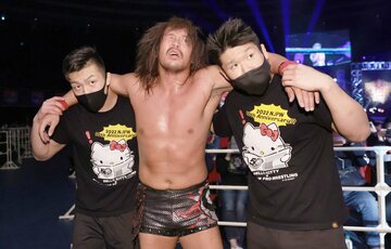  若手の肩を借り、引き上げる内藤（東スポWeb）