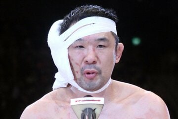 桜庭は取れた耳に包帯を巻いて観客にあいさつ（10年12月）