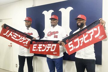 入団会見を行った広島の新外国人のドミンゲス(左)、モンテロ(中)、ファビアン