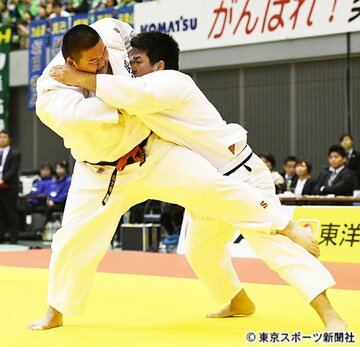  小川雄勢（右）に反則勝ちを収めた斉藤立