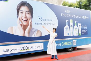 アドトラックをアピールする佐久間由衣