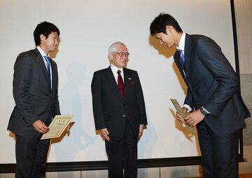 2013年、同じ年にプロ入りした大谷翔平(右)と菅野智之