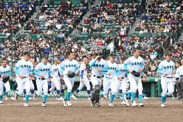 あいさつに向かう山梨学院ナイン