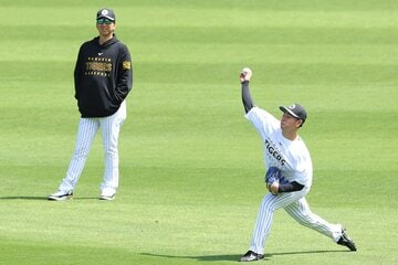 一軍に合流した下村海翔と見守る藤川球児監督