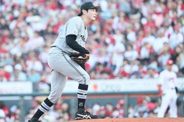 足を伸ばす竹丸和幸