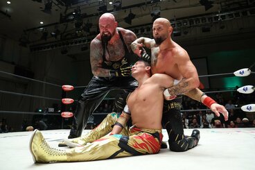 試合後の丸藤正道(中)らを襲撃したカール・アンダーソン(右)とドク・ギャローズ