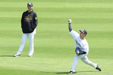一軍に合流した下村海翔と見守る藤川球児監督