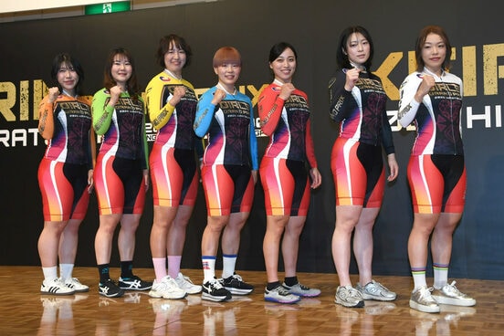 佐藤水菜(右)が充実の2025年を締めくくる