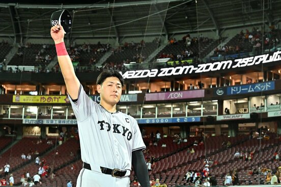 ファンの声援に応える巨人・岡本和真