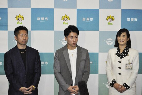 左から井上拓真、井上尚弥、佐藤弥斗・座間市長