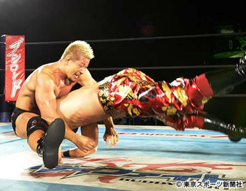 ＹＯＳＨＩ－ＨＡＳＨＩ（右）を東京ピンプスでマットに叩きつける裕二郎
