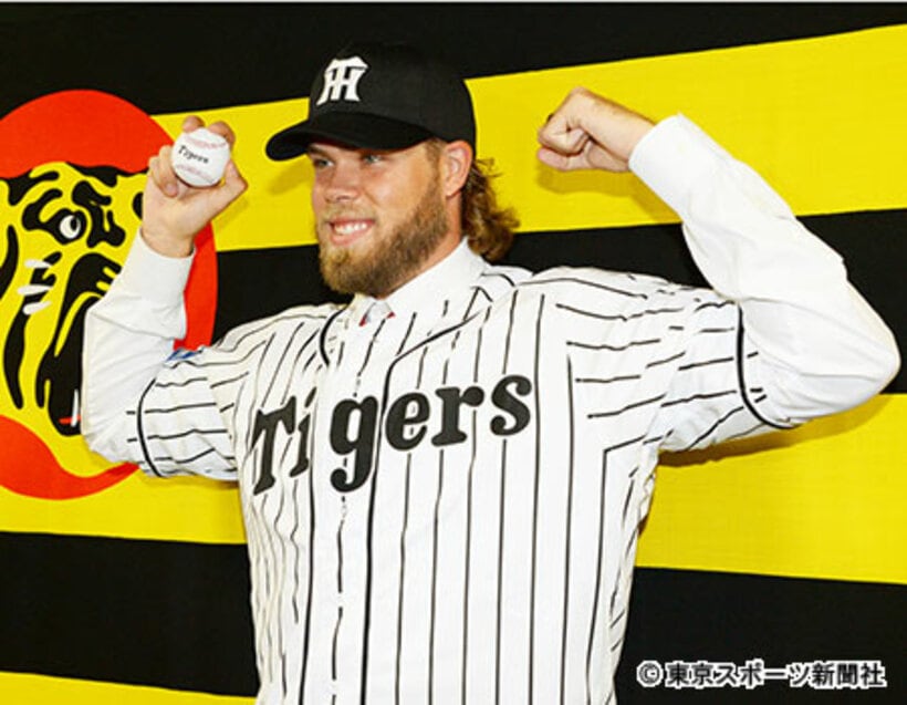 入団会見を行ったサターホワイト