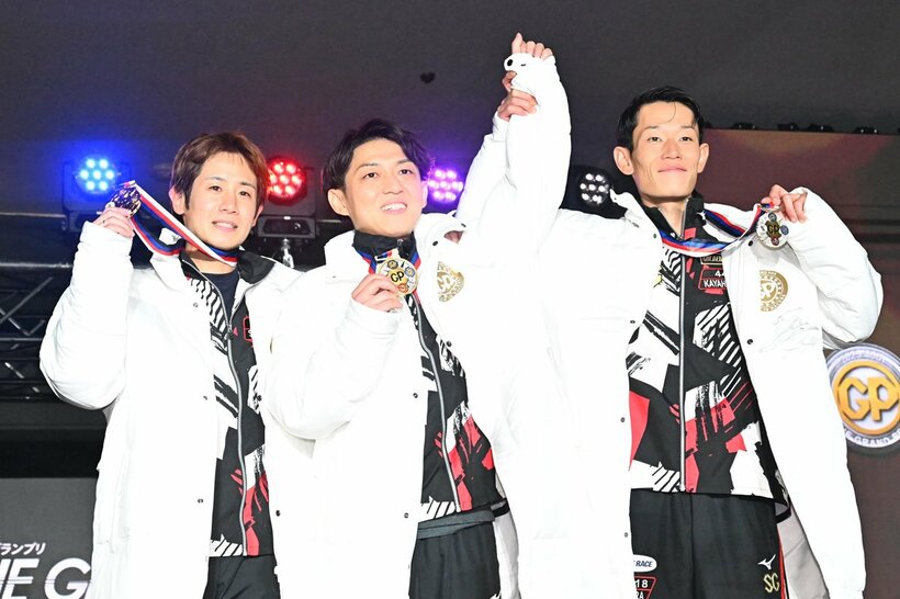 表彰式でメダル受け取った２着・関浩哉(左)。中央は優勝の桐生順平、右は３着の茅原悠紀