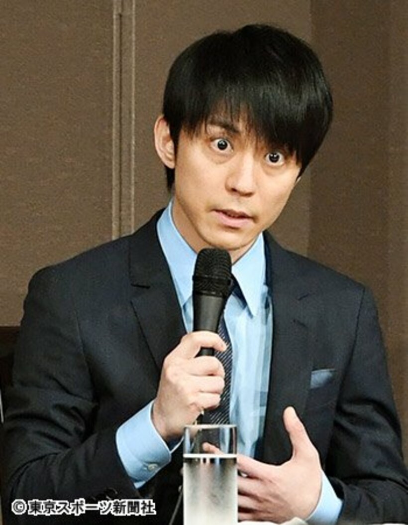  会見する渋谷すばる