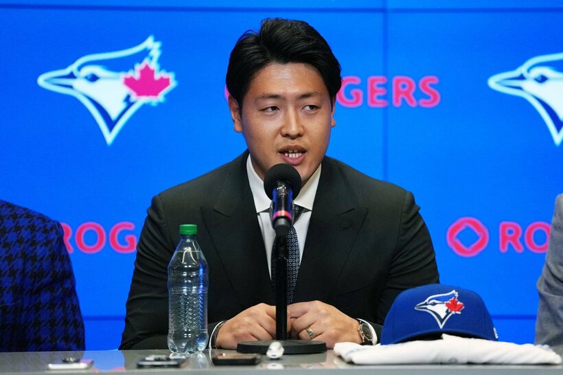 報道陣に入団経緯を語るブルージェイズ・岡本和真（ロイター）