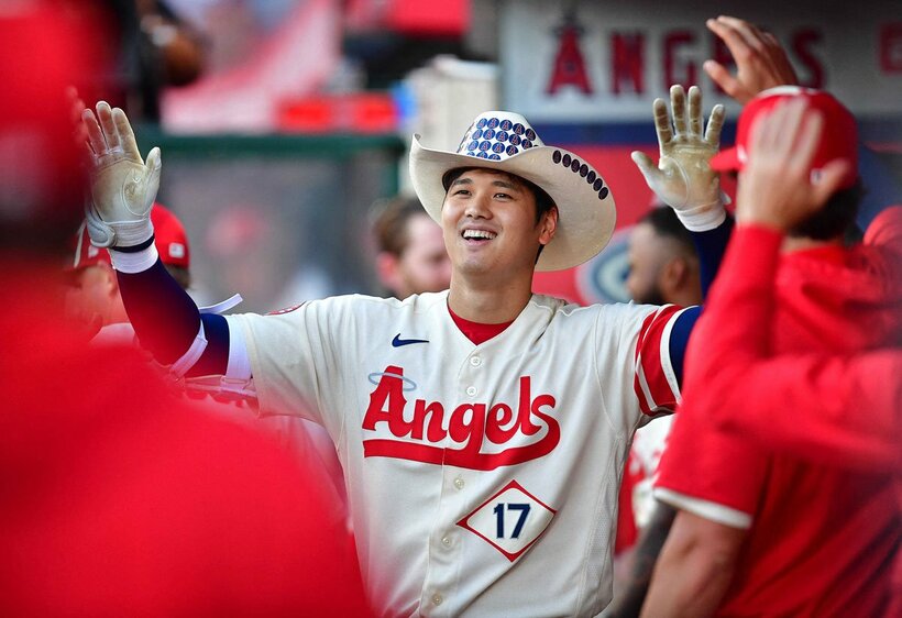  祝福される大谷（ロイター）