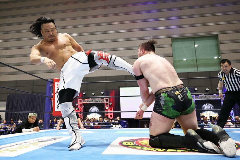 カラム・ニューマン(右)を相手に、優勢に試合を進めた後藤洋央紀だったが….