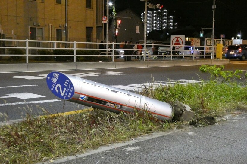 事故で倒れたロケット型消火器格納箱