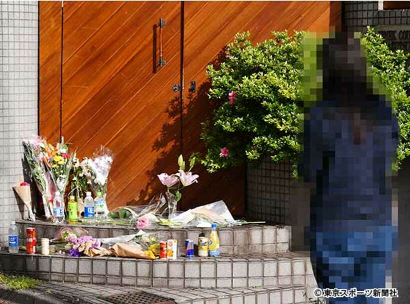  テラスハウスの舞台になった家の玄関前には多くの花が手向けられている