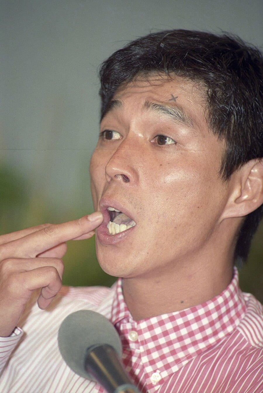 左眉の上に「✕」印を書いて会見に臨んださんま(1992年9月9日)