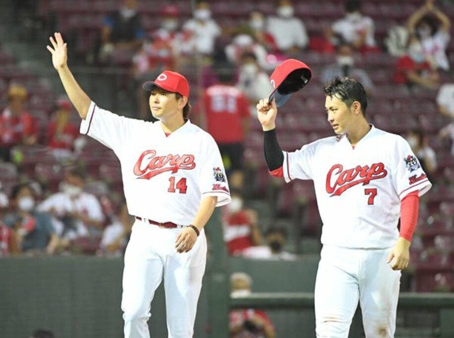  試合後、ファンの歓声に応える広島・大瀬良（左）と堂林