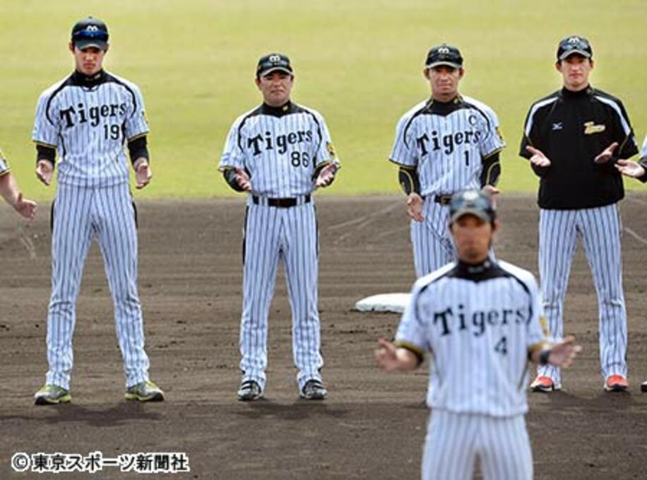 春季キャンプが終了し、上本選手会長の音頭で一本締めを行う（右）から能見、鳥谷、和田監督、藤浪